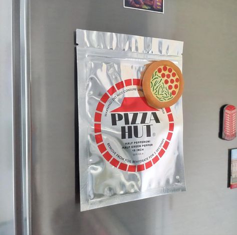 Back To The Future Pizza Hut bag Back To The Future Movie, Star Pizza, The Future Movie, Silver Packaging, Mini Pizza, Packaging Bag, Pizza Hut, Movie Props, To The Future