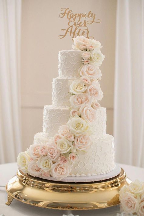 Vintage Pasta, Wedding Cake Options, Big Wedding Cakes, Wedding Cakes Elegant, Black Wedding Cakes, Fresh Flower Cake, Wedding Treats, Romantic Wedding Cake, Chocolate Wedding Cake