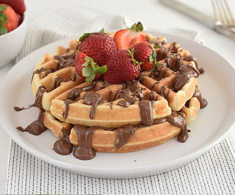 Waffles con Nutella y Frutillas Waffles Decorados, Nutella Waffles, Fluffy Pancakes, Think Food, Ink Machine, Pancakes And Waffles, Bendy And The Ink Machine, Yummy Cookies, Yummy Snacks