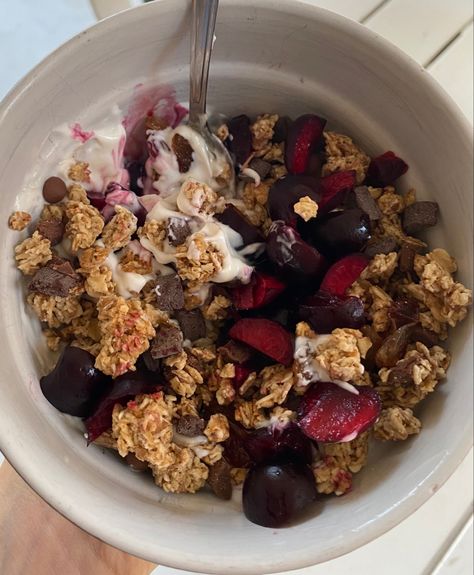 Cherry Yogurt Bowl, Yogurt With Granola And Fruit, Granola And Yogurt, Cherry Yogurt, Yogurt Oats, Granola Bowl, Yogurt Bowls, Yogurt Bowl, Dessert Bowl