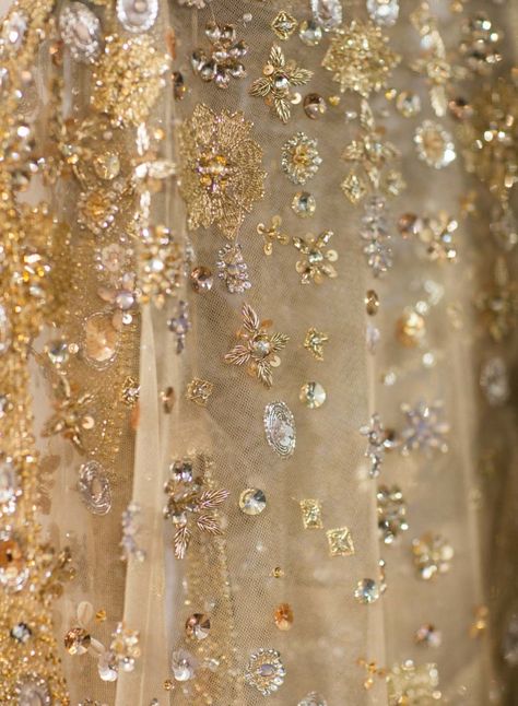 Heaven is for Real — It's Elie Saab's Spring Summer 2017 Haute Couture Collection Lizzie Hearts, Elie Saab Spring, Taylor Swift Fearless, Gold Aesthetic, 背景 シンプル, Princess Aesthetic, Fairy Godmother, Taylor Swift Album, Yellow Aesthetic