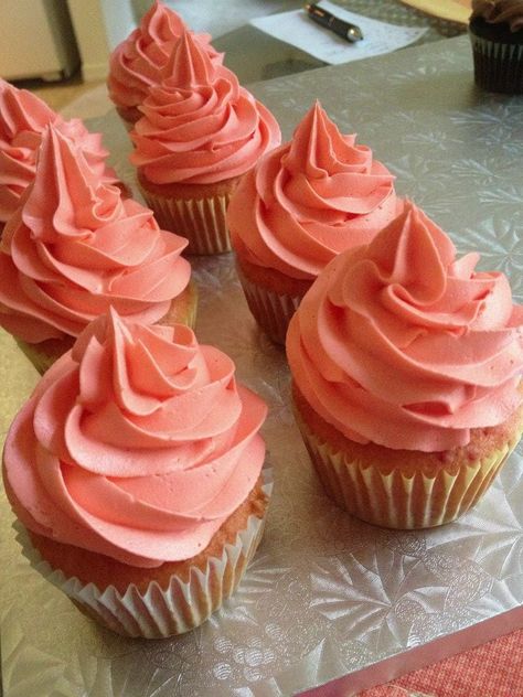 Cupcakes are an affordable alternative to wedding cake. Description from noelleycakes.wordpress.com. I searched for this on bing.com/images Peach Colored Cupcakes, Coral Baby Shower Ideas, Alternative To Wedding Cake, Coral Cupcakes, Trendy Cakes, Blue Velvet Cupcakes, Coral Wedding Cakes, Shower 2023, Color Melon