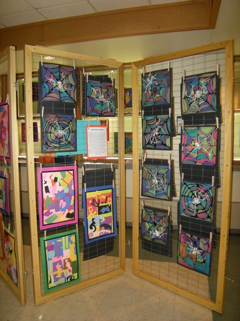 WHAT'S HAPPENING IN THE ART ROOM?- Art display using panels made with chicken wire ≈≈ http://www.pinterest.com/kinderooacademy/childrens-art-display/ Chicken Wire Art Display, Art Display Ideas, Art Display Panels, Art Fair Display, Childrens Art Display, Art Fair Booth, معرض فني, Art Display Kids, Art And Craft Shows