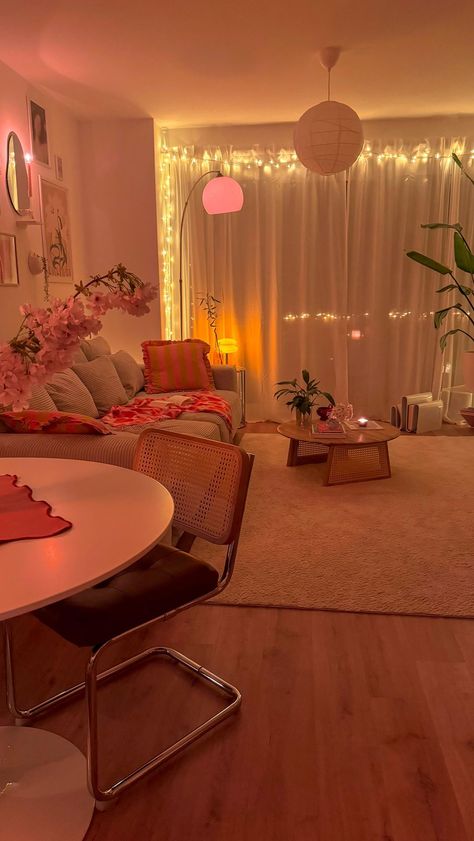 Deco For Living Room, Needs For Apartment, Dorm Living Room Decor Ideas, Home Decor Ideas With Lights, Pretty Apartment Bedroom, Room Decor Ideas Living Room, Pink Studio Apartment Aesthetic, Pastel Hallway Ideas, Friend Room Ideas