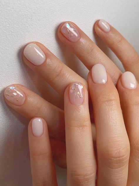 short milky white nails with glitter accents Neutral Nail Ideas Gel, Simple Summer Nail Art 2024, Color French Gel Nails, Short Nails Natural Designs, Cute Short Neutral Nails, Short Nails Trending, Neutral Gelish Nails, Korean Nail Art Pastel, Nail Art Subtle