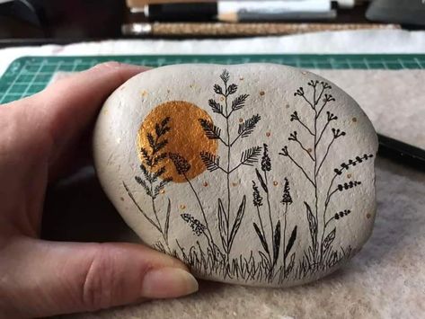 Stones Painting, Stone Pictures Pebble Art, Diy Rock Art, Stone Art Painting, Painted Rocks Craft, Painted Rocks Diy, Rock Painting Patterns, Rock Painting Designs, Stone Crafts