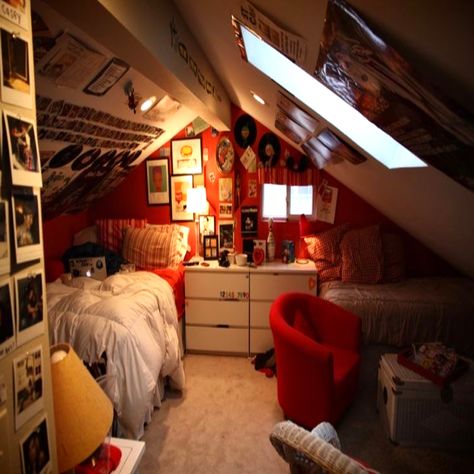 Attic Makeover, Loft Room, Attic Bedroom, Rock Posters, Bedroom Vintage, Black Pride, Loft, Bedroom