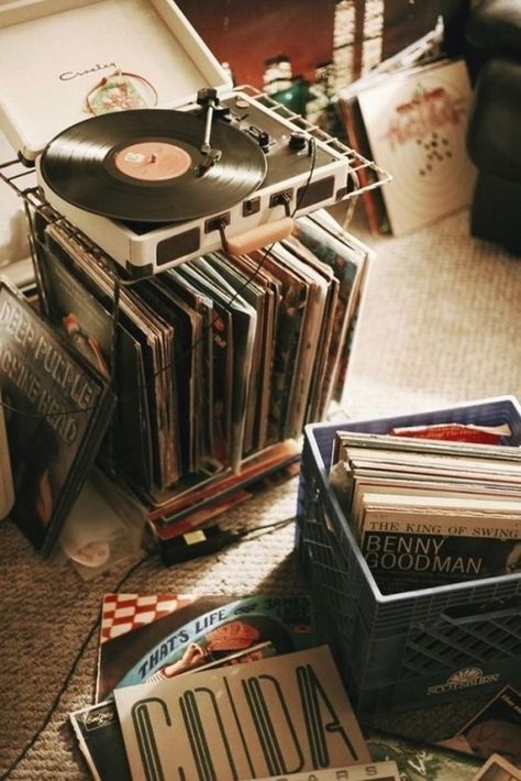 Here’s What Guys Are Pinning on Pinterest (33 Photos) - Suburban Men Record Player Aesthetic, Records Aesthetic, Vinyl Aesthetic, 80s Aesthetic, Music Life, Ultimate Gift Guide, Record Shop, Record Players, Music Aesthetic