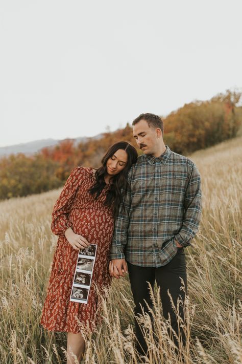 Casual Maternity Pictures Fall, Maternity Photo Shoot Ideas Couples Fall, Fall Couple Maternity Photos, Fall Family Photos Pregnancy Announcement, Late Fall Maternity Photos, Fall Maternity Pictures, Fall Maternity Photos, Couple Pregnancy Photoshoot, Maternity Photography Couples