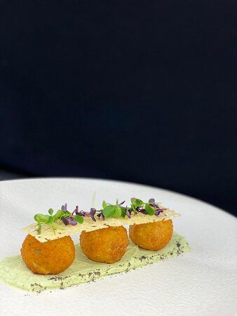 Cheddar Cheese and Potato Croquettes with Parmesan Crisps and hazelnut puree Canapes Ideas Fine Dining, Potato Fine Dining, Potato Starters, Fine Dining Starters Appetizers, Fancy Hors D’oeuvres, Fancy Starters, Gourmet Plating, Fine Dining Starters, Fine Dining Appetizers