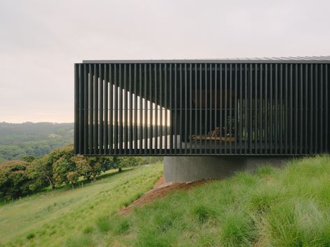 Federal House by Edition Office • Edition Office’s Federal House facilitates a rare co-habitation with the forested landscape and represents a dynamic balance of modern architecture and the purity of nature.  #mountainhomes #amazingarchitecture #remotehomes #homebuilders #architecture #dreamhome #dreamhouse #familyhome #foresthomes #amazinghomes #holidayhomes #vacationhouse #australianhomes Edition Office Architecture, Edition Office, Federal House, Parisian Modern, New Zealand Mountains, Tennessee State Parks, Modern Parisian, Family Houses, Modern French Country