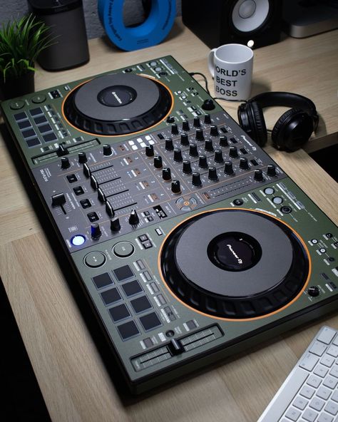 Dj Aesthetic, Learn To Dj, Music Production Equipment, Gold Wallpaper Phone, Dj Room, Home Music Rooms, Dj Art, Dj Pro, Dj Controller