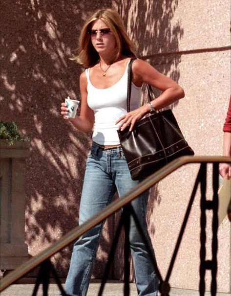 jennifer aniston Jenifer Aniston Style 90's, Jennifer Aniston Style 90s Fashion, Effortless 90s Style, Jennifer Anniston Street Style, 1990s Jennifer Aniston, 90s Fashion Jennifer Aniston, Jennifer Aniston 2000s Outfits, Jennifer Anniston Outfit, Jennifer Aniston Outfits 90s