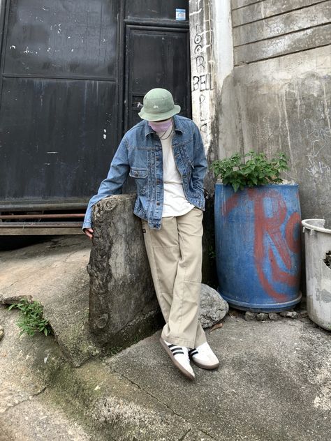 Outfit Jaket Jeans, White Samba Adidas Outfit, Adidas Outfit Men, Asian Style Clothes, Husband Clothes, Adidas Samba Outfit, Streetwear Outfit Ideas, Adidas Sambas, New York Outfits