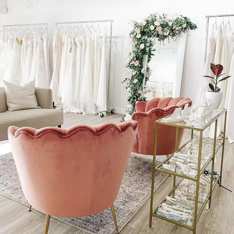 Dress Boutique Interior Design, Bridal Boutique Interior Design, Small Boutique Decor, Salon Suite Decor Ideas, Bridal Shop Interior, Cloth Display, Bridal Shop Ideas, Clothing Boutique Interior, Bridal Boutique Interior