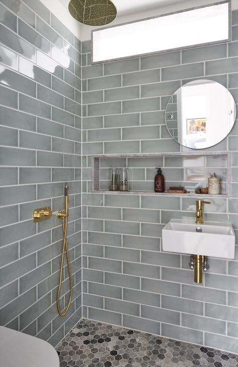 Charming Bijou London Apartment By Maurizio Pellizzoni  #bathroom #shower #showering #interior #interiors #interiordesigns #tiles #bathroomdesigns Wet Bathroom Ideas, Small Wet Room, Tile Shower Niche, Small Shower Room, Wet Room Bathroom, Shower Niche, Tiny Bathrooms, Upstairs Bathrooms, Tiny Bathroom