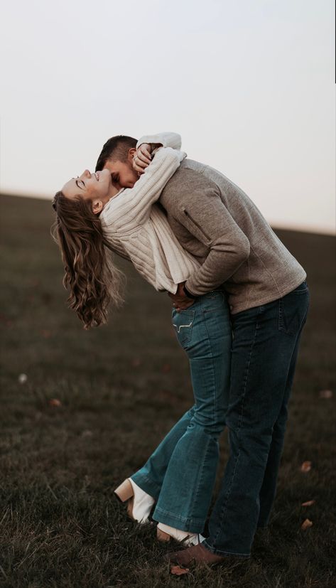 Professional Photoshoot Ideas Couples, Tall And Short Couple Poses, Notebook Photoshoot, Downtown Couple Photoshoot, Fall Photoshoot Couple, Couples Fall Photoshoot, Couple Outfits For Pictures, Casual Couple Outfits, Western Engagement Pictures