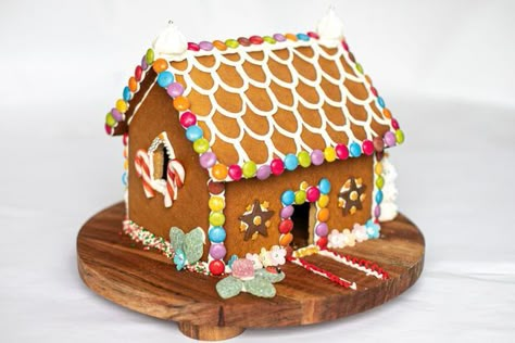 This is the simplest gingerbread house recipe you will ever find. How you decorate it is all up to your imagination and supplies. Make it with the kids at Christmas or any other special occasion or just on the weekend for a fun activity. Easy Gingerbread House, Gingerbread House Ideas, Christmas Tree Brownies, Christmas Recipes For Kids, Gingerbread House Candy, Cool Gingerbread Houses, Gingerbread House Recipe, Gingerbread House Designs, Australia Food