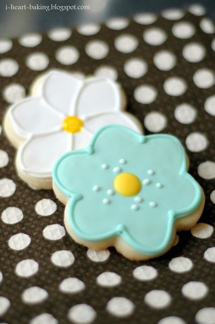 Heart Baking, Cookies Flowers, Flower Sugar Cookies, Royal Icing Flowers, Easter Sugar Cookies, Cookie Decorations, Icing Flowers, Sugar Cookie Royal Icing, Sugar Cookie Ideas