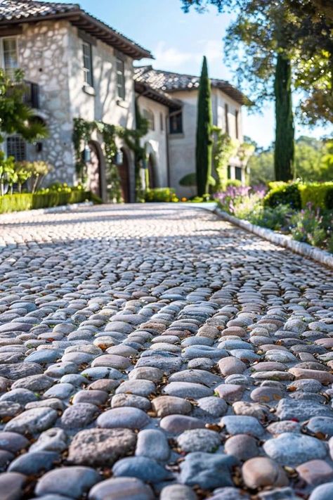 Creative Stone Driveway Ideas for Your Home Stone Paved Driveway, Diy Stone Driveway, Cobble Stone Driveway Entrance, Stone Driveway Ideas, Farmhouse Driveway, Concrete Driveway Ideas, Estate Driveway, Luxury Driveway, Stone Driveways