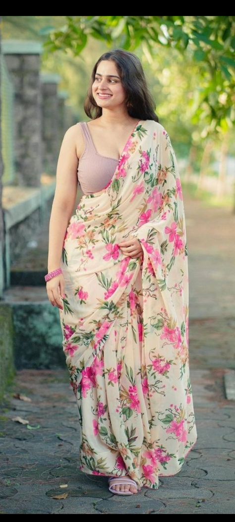 Kashima Rafi, 90s Bollywood Actress, Ayesha Khan, Traditional Women, Black Frock, Understanding Quotes, Snake Girl, Female Celebrity Fashion, Saree Navel