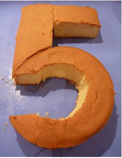 How to make a number 5 birthday cake. From http://www.mylittlepartyplanner.com/cakeshapenumber5.htm Number 5 Cake, Number 3 Cakes, Cake Number, Number Birthday Cakes, 5th Birthday Cake, Diy Birthday Cake, Number Five, 3rd Birthday Cakes, Spiderman Cake