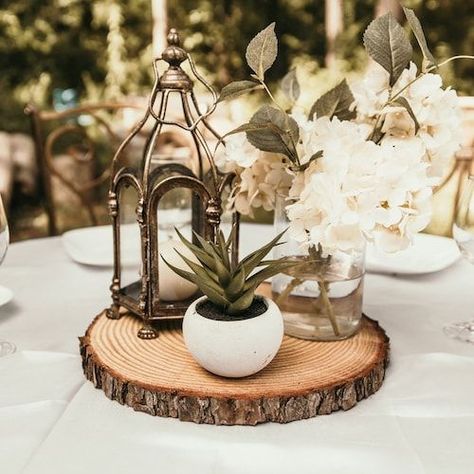 Rustic Centerpieces, Rustic Wedding Centerpieces, Future Wedding Plans, Wedding Table Centerpieces, Rustic Wedding Decor, Wood Slices, Backyard Wedding, Decoration Table, Country Wedding