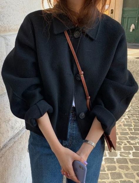 6ae07dcb33ec3b7c814df797cbda0f87desc49961443ri Chic Outerwear, Long Sleeves Coats, Mode Inspo, 가을 패션, Short Coat, Looks Style, Mode Inspiration, Coat Fashion, Outfits Casuales