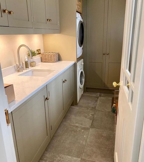 Mowlem & Co on Instagram: “Utility Goals... We helped our client @kazjayne8 transform her storage room into a utility that is practical yet charming with neutral…” Mouses Back, Farrow And Ball Kitchen, Perfect Laundry Room, Stacked Laundry Room, Barn Kitchen, Bedroom Cupboards, Downstairs Toilet, Farrow And Ball, Boot Room