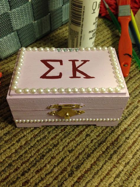 Sigma Kappa pin box. Sorority Pin Box, Big Lil Gifts, Badge Box, Big/little Baskets, Little Gifts Sorority, Greek Crafts, Sigma Kappa Sorority, Sorority Art, Little Baskets