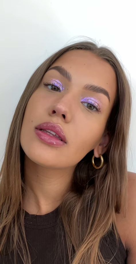 Brown Eye Purple Eyeshadow, Gig Makeup Looks, Make Up For Concert, Easy Concert Makeup, Libra Beauty, Pastel Eyeshadow Looks, Simple Colorful Eye Makeup, Pop Of Color Makeup, Lilac Makeup