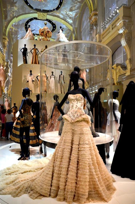 Christian DIOR, une exposition sur 70 ans  de Haute Couture au musée des Arts décoratifs de Paris, août 2017 - Photo Hervé Leyrit. Dior New Look, Dior Dresses, Haute Couture Paris, Christian Dior Haute Couture, Dior Haute Couture, Christian Dior Couture, Dior Fashion, Dior Couture, Fashion Inspiration Design