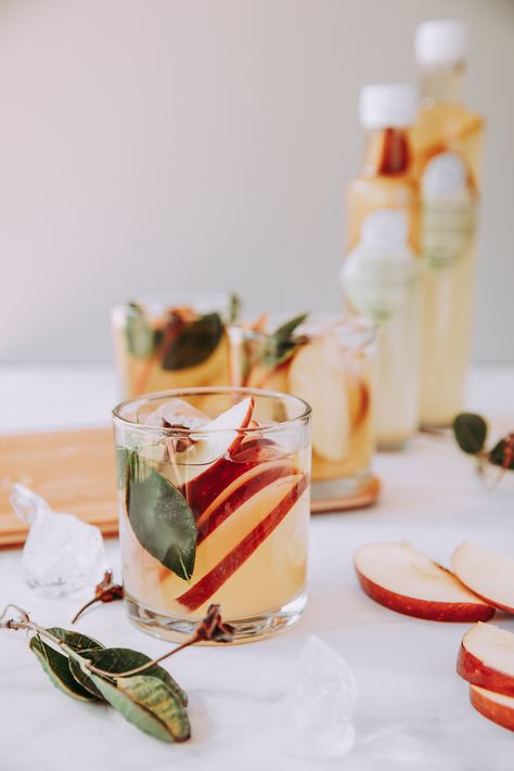 Kombucha Photography Styling, Gin Photography Styling, Good Mixed Alcoholic Drinks, Alcholic Drink Aesthetic, Mixed Alcoholic Drinks, Kombucha Photography, Kombucha Aesthetic, Simple Mixed Drinks, Pear Kombucha