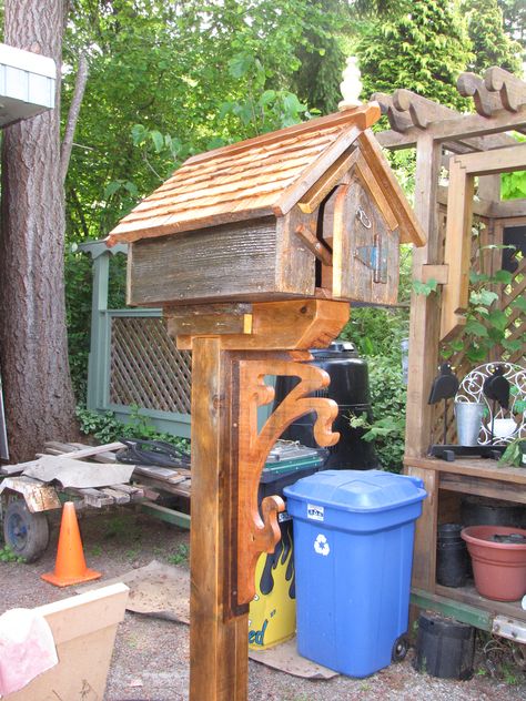 rustic mailbox / newspaper hutch . Tinkles & Timbers on facebook Plank Projects, Rustic Mailbox, Letterbox Ideas, Rustic Mailboxes, Rustic Country Homes, Flea Market Gardening, Mailbox Ideas, Mail Boxes, Homes Decor