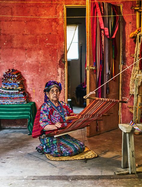 Guatemalan Paintings, Weaving Aesthetic, Guatemala Textiles, Guatemala Volcano, Guatemalan Weaving, Guatemalan Clothing, Guatemala Women, Prison Drawings, Guatemalan Art