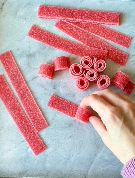 Vegan gummy rolls Sour Gummies Recipe, Vegan Gummy Bears, Healthy Gummies, Homemade Gummies, Recipes Chili, Pasta Bread, Sandwich Lunch, Gummies Recipe, Bread Sandwich