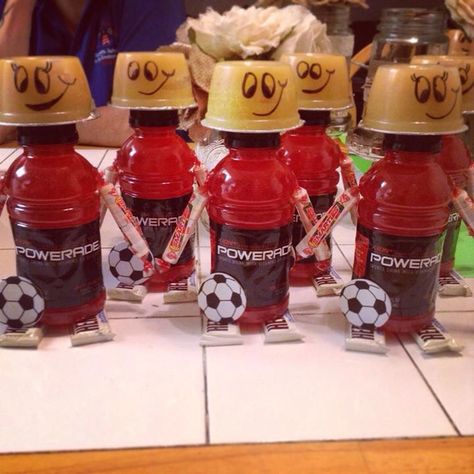 Cute! Will do this for snacks for my sons football team. Soccer Mom Snacks, Snack Bag Ideas, Soccer Treats, Soccer Snacks, Sports Snacks, Classroom Snacks, Soccer Team Gifts, Soccer Drills For Kids, Team Snacks