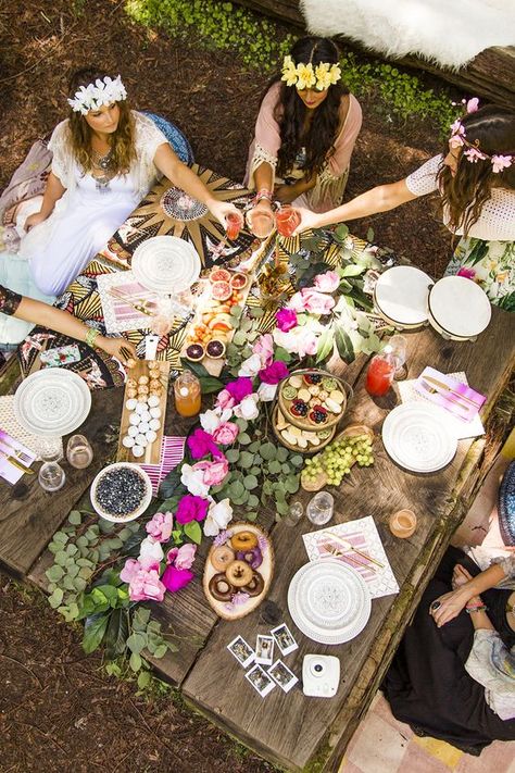 33 Bold Boho Chic Bridal Shower Ideas Boho Hen Party, Bridal Picnic, Hens Party Themes, Boho Picnic, Practical Wedding, Boho Bridal Shower, Boho Party, Boho Birthday, Hen Do