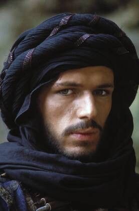 Lambert Wilson Sahara, Sahara Movie, Armenian Men, Lambert Wilson, Aesthetic Culture, Egyptian Aesthetic, Arabian Nights, Ottoman, Gif