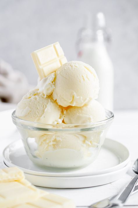 White Chocolate Ice Cream White Chocolate Ice Cream, Ice Cream Recipes Machine, Ice Cream Menu, Sorbet Ice Cream, Sorbet Recipes, Ice Cream Popsicles, Chocolate Ice, Frozen Treat, Ice Cream Desserts