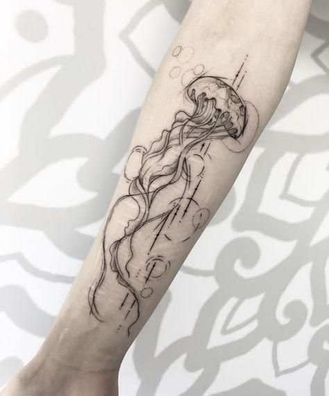 Whole Wrist Tattoos, Jellyfish Wrapped Around Arm Tattoo, Jellyfish Tattoo Forearm, Jellyfish Shoulder Tattoo, Jellyfish Tattoo Arm, Jellyfish Tattoo Back, Jellyfish Back Tattoo, Tattoo On Leg Women, Tattoo Ideas Jellyfish