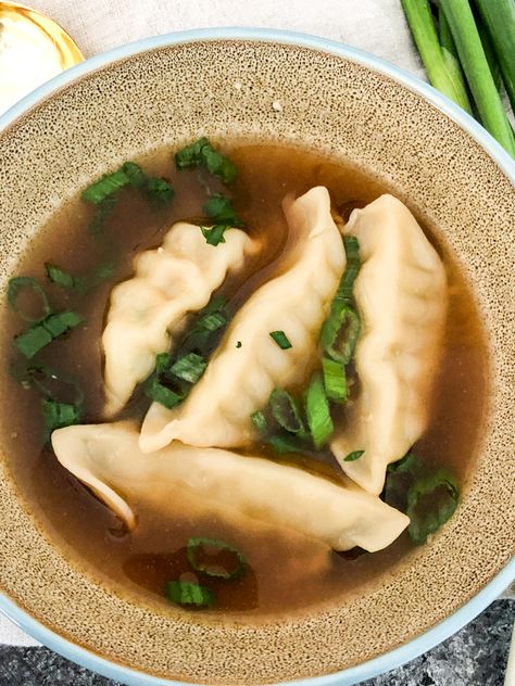 WW friendly Wonton Soup is ready in under 15 minutes and is the perfect side dish to serve with your favorite Chinese take out! Slow Cooker Cashew Chicken, Wonton Soup Recipe, Weight Watchers Lunches, Wonton Recipes, Weight Watchers Soup, Chinese Take Out, Weight Watchers Chicken, Asian Soup, Low Fat Recipes