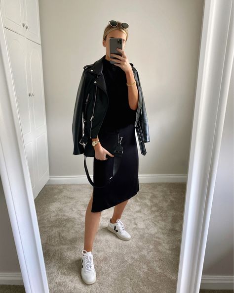 Midi Dress Sneakers, Faux Leather Jacket Outfit, Black Midi Dress Outfit, Biker Jacket Outfit, Knitted Dress Outfit, Dress And Sneakers Outfit, Midi Dress Outfit, Estilo Hipster, Black Dress Outfits