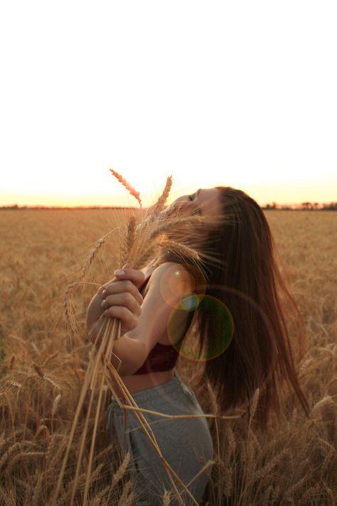 Wheat Field Photos, Fashion Portrait Photography, Photo Hacks, Sunflower Photo, Beautiful Photoshoot Ideas, Flower Photoshoot, Solo Photo, Outdoor Shoot, Self Portrait Photography