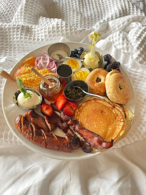 Breakfast In Bed Ideas Romantic For Him, Cute Breakfast In Bed Ideas, Birthday Breakfast In Bed For Him, Breakfast For Boyfriend Ideas, Breakfast Tray Aesthetic, Mother’s Day Breakfast In Bed, Breakfast In Bed Ideas For Boyfriend, Breakfast In Bed Recipes, Realistic Breakfast