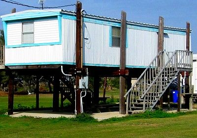 Trailer on stilts Mobile Home On Stilts, Homes On Stilts, Home On Stilts, Cabin On Stilts, Stilt Home, Caravan Home, Metal Building Home, River Cabin, Funny Home Decor