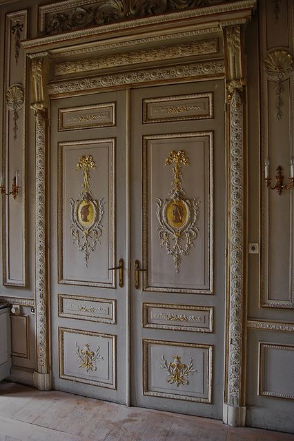 LOVE these doors for a master suite ! Bedroom Door Design, French Chateau, French Interior, Bedroom Doors, Beautiful Doors, French Decor, Classic Interior, The Doors, Double Doors