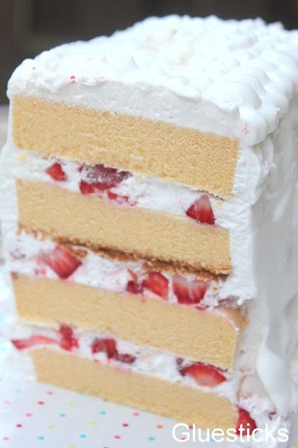 Elegant Strawberry Layered Pound Cake made with Sara Lee Pound Cake from @Brandy@Gluesticks. Layered Pound Cake, Sara Lee Pound Cake, Cake No Bake, Pond Cake, Cake With Strawberries, Sara Lee, Pound Cake With Strawberries, Frozen Cake, Strawberry Cakes