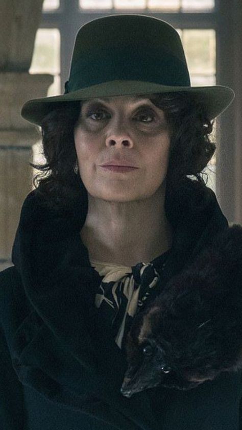 Aunt Polly Peaky Blinders, Polly Grey, Helen Mccrory, Peaky Blinders Suit, Jason Isaacs, Dapper Style, Harry Potter Fan Art, Cillian Murphy, Husky Dogs