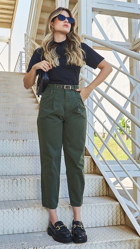 Stylish Work Attire Summer, Green Pants Outfit Women, Summer Office Outfits Work Chic, Interview Outfit Women Summer, Green Pants Outfit Work, Bank Teller Outfit, Simple Office Outfit, Easy Chic, Business Casual Outfits For Work